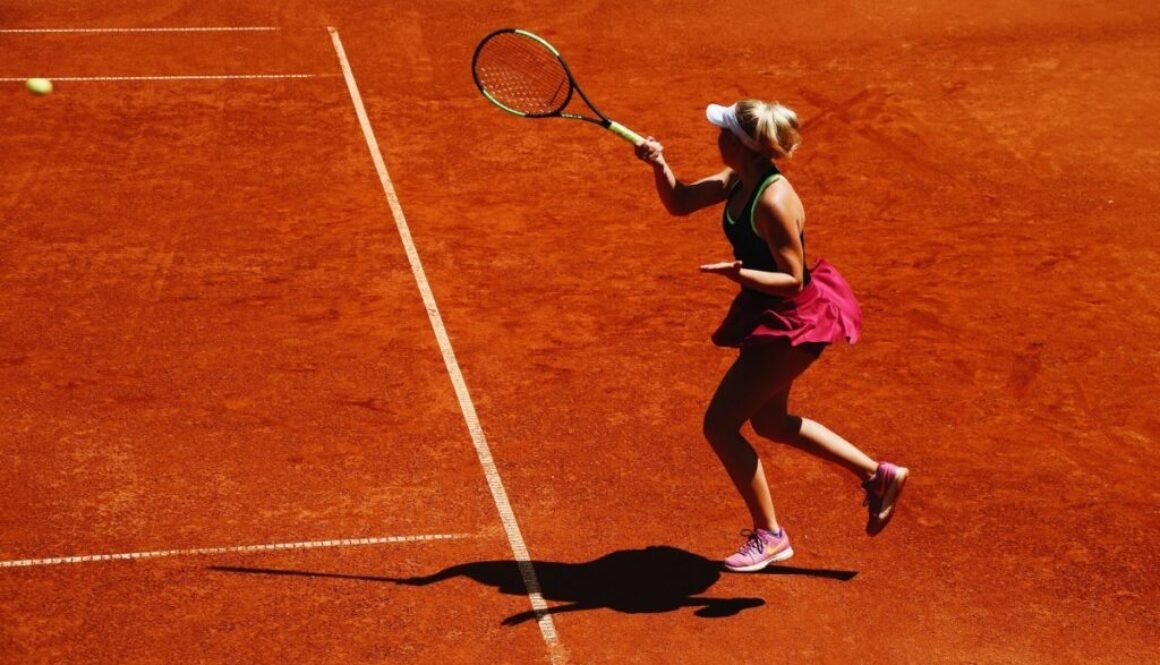 woman-playing-tennis-on-court-2440324_1