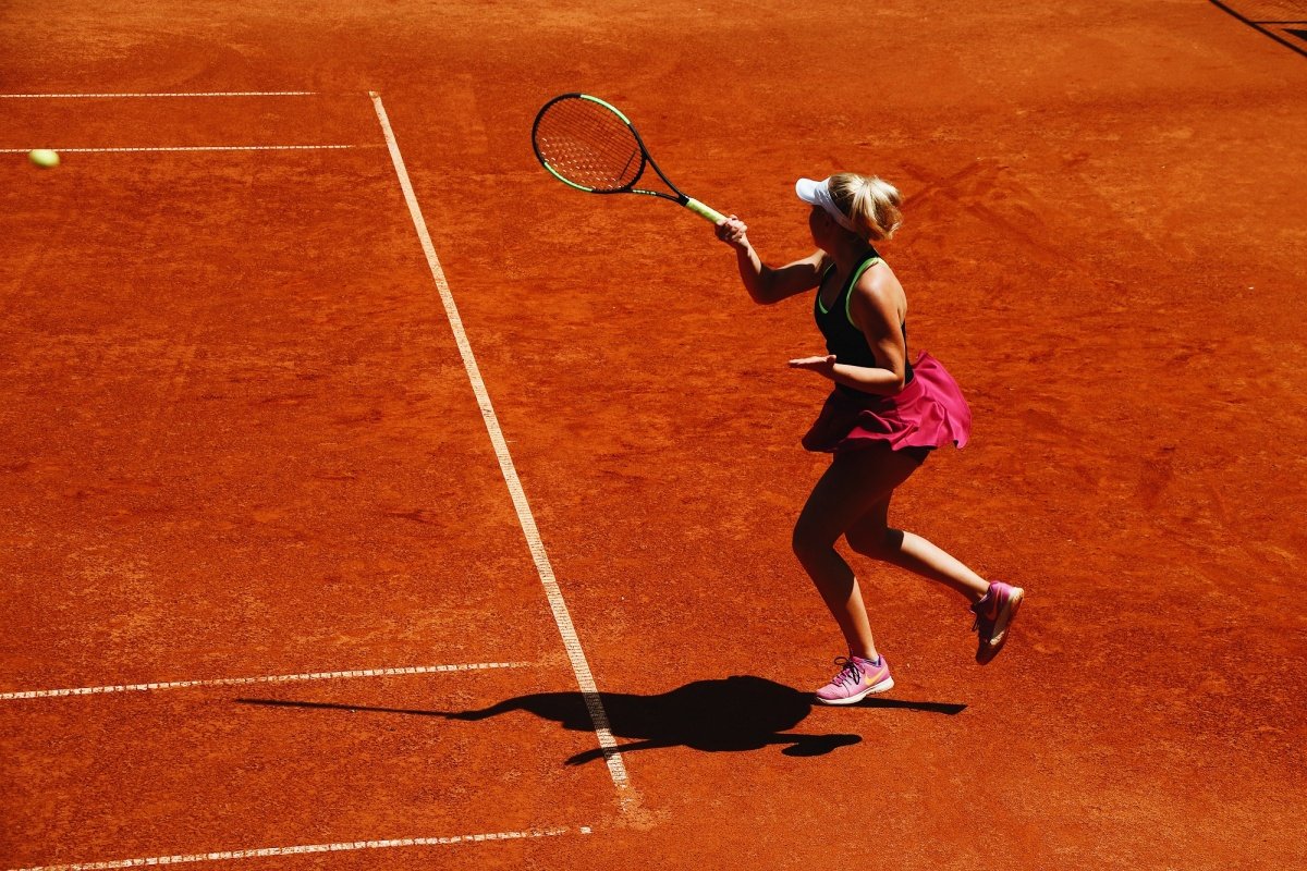 woman-playing-tennis-on-court-2440324_1